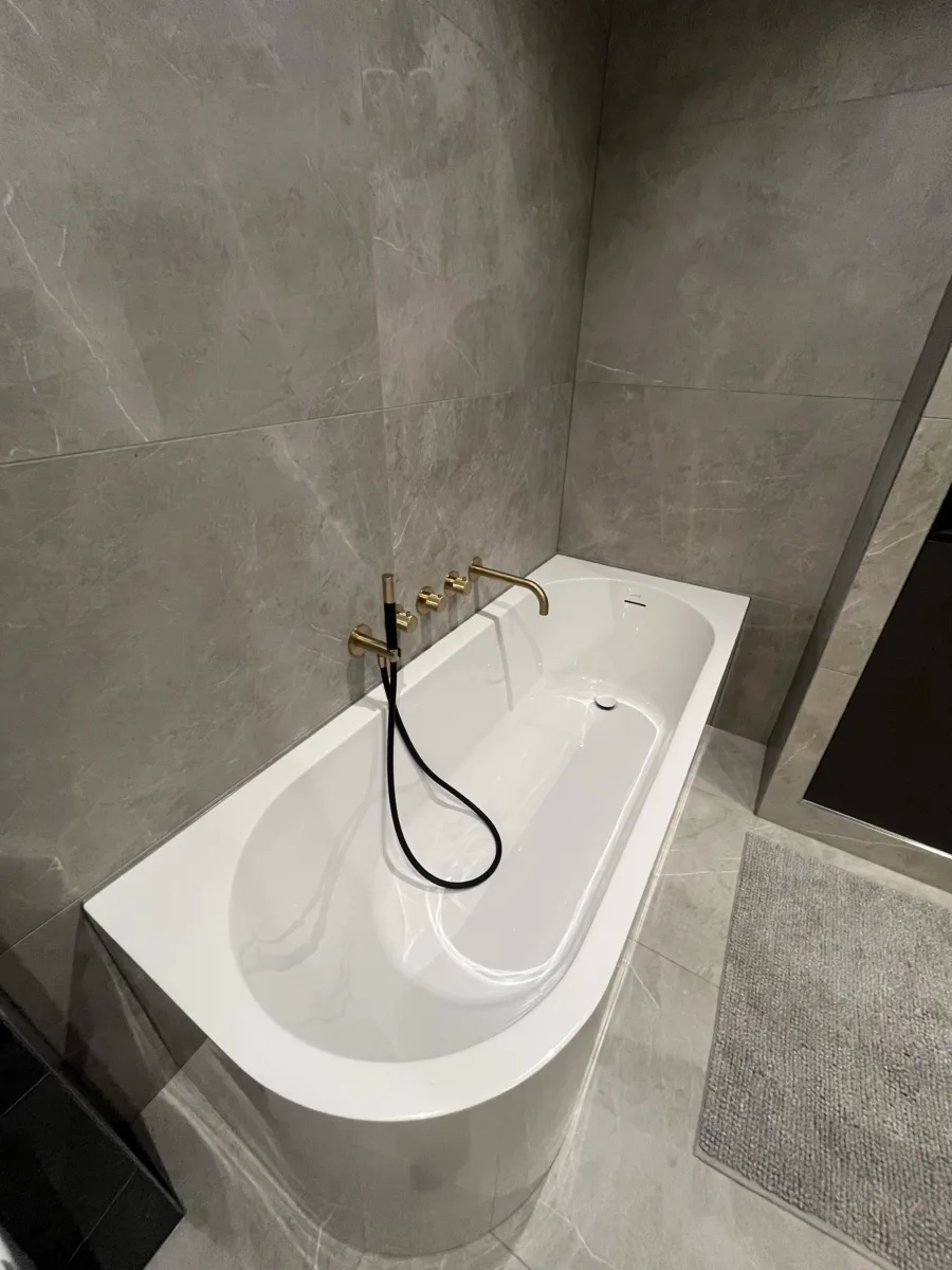 Badkamer met geborsteld messing inbouwkranen – hotel chique stijl – Veenendaal (foto 4)