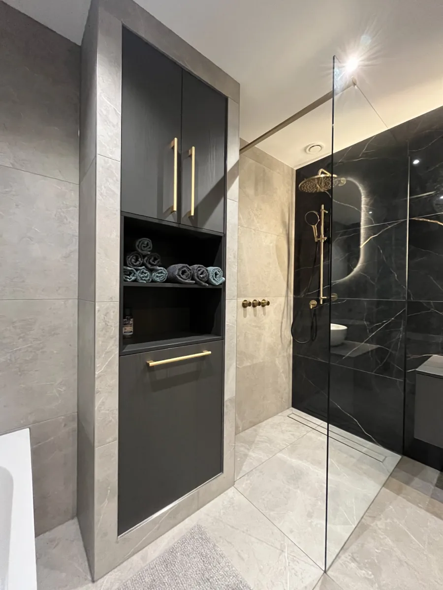 Badkamer met geborsteld messing inbouwkranen – hotel chique stijl – Veenendaal (foto 16)
