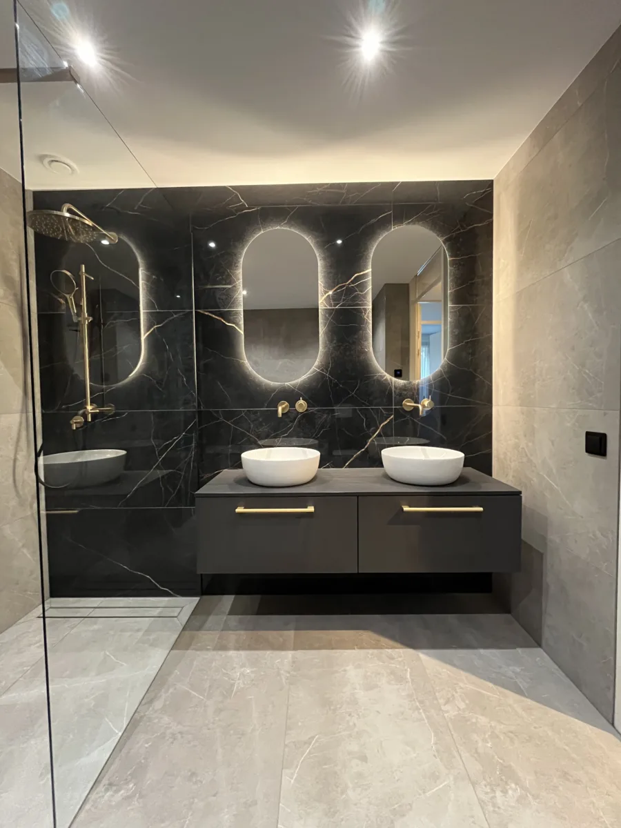 Badkamer met geborsteld messing inbouwkranen – hotel chique stijl – Veenendaal (foto 5)