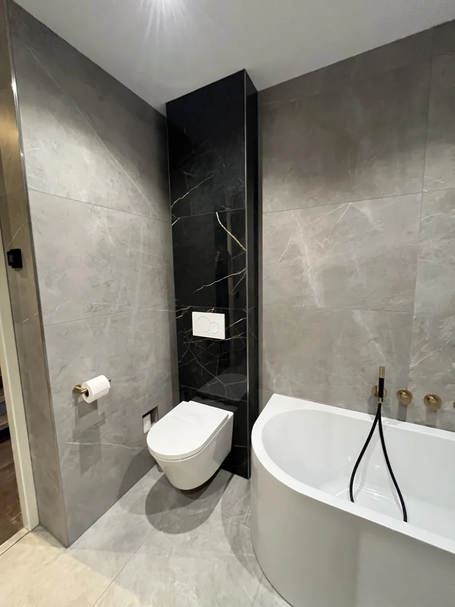 Badkamer met geborsteld messing inbouwkranen – hotel chique stijl – Veenendaal (foto 7)