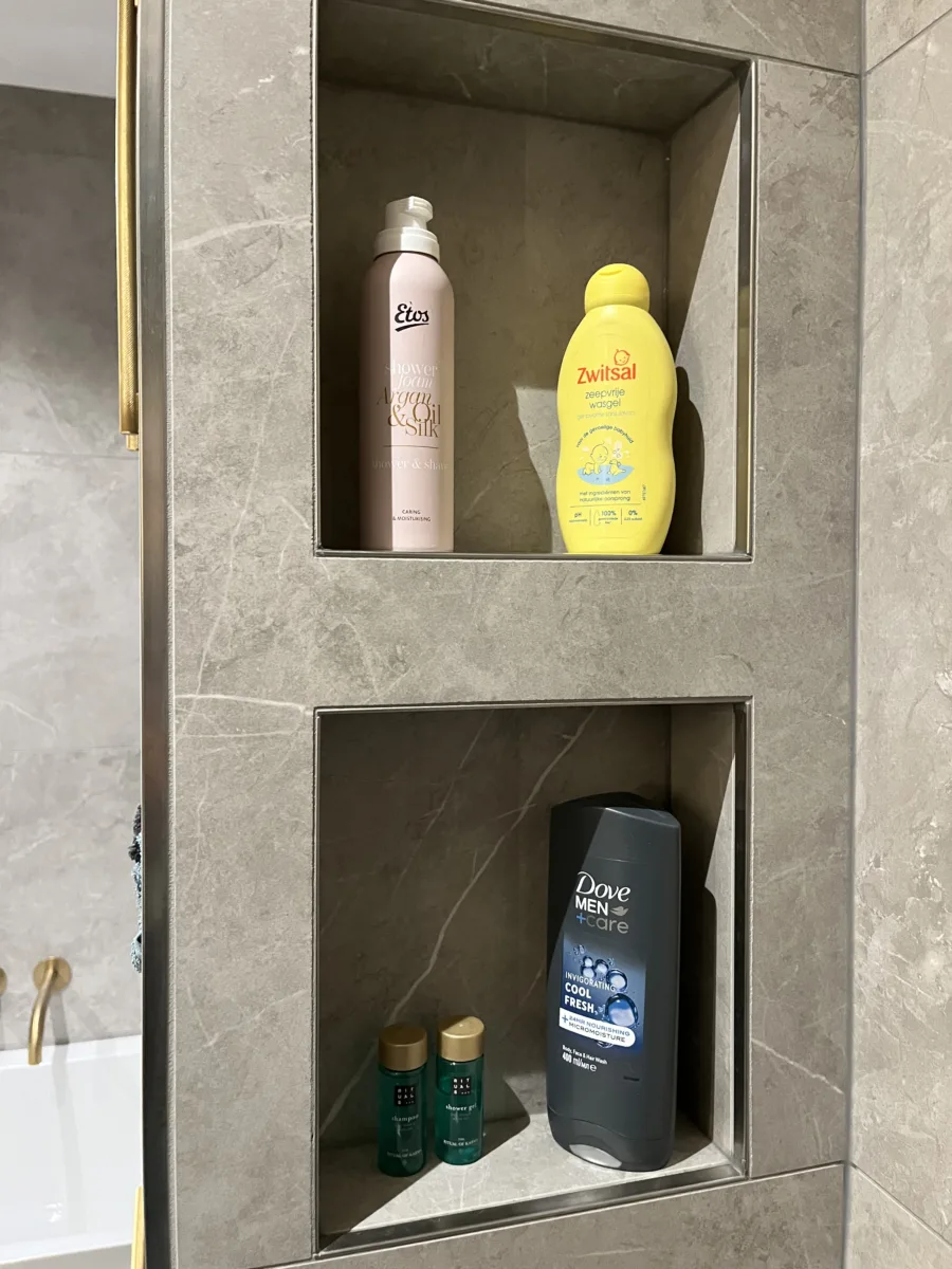 Badkamer met geborsteld messing inbouwkranen – hotel chique stijl – Veenendaal (foto 17)