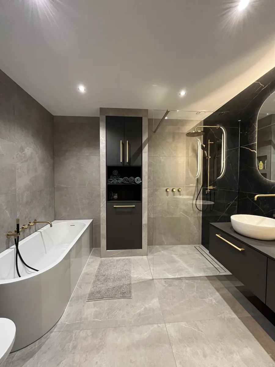 Badkamer met geborsteld messing inbouwkranen – hotel chique stijl – Veenendaal (foto 3)