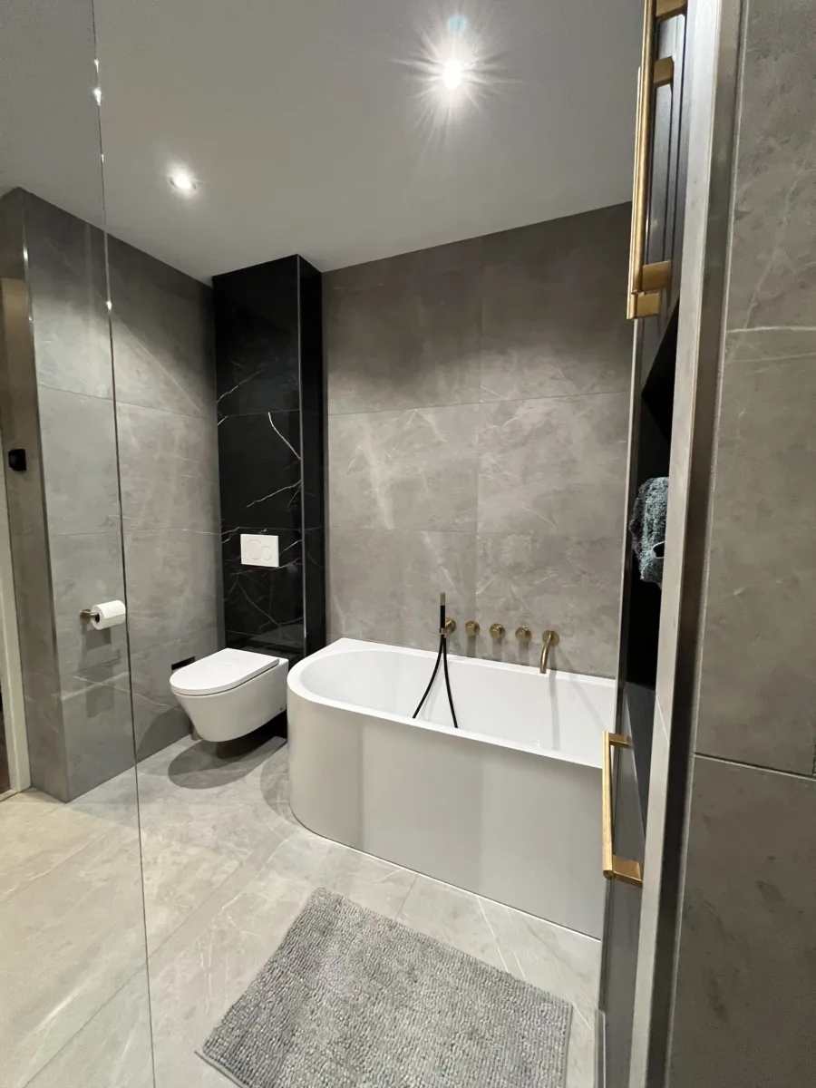 Badkamer met geborsteld messing inbouwkranen – hotel chique stijl – Veenendaal (foto 2)