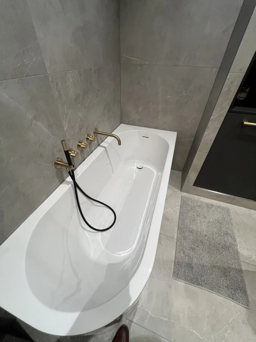 Badkamer met geborsteld messing inbouwkranen – hotel chique stijl – Veenendaal (foto 6)