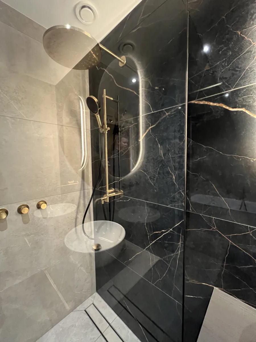 Badkamer met geborsteld messing inbouwkranen – hotel chique stijl – Veenendaal (foto 18)