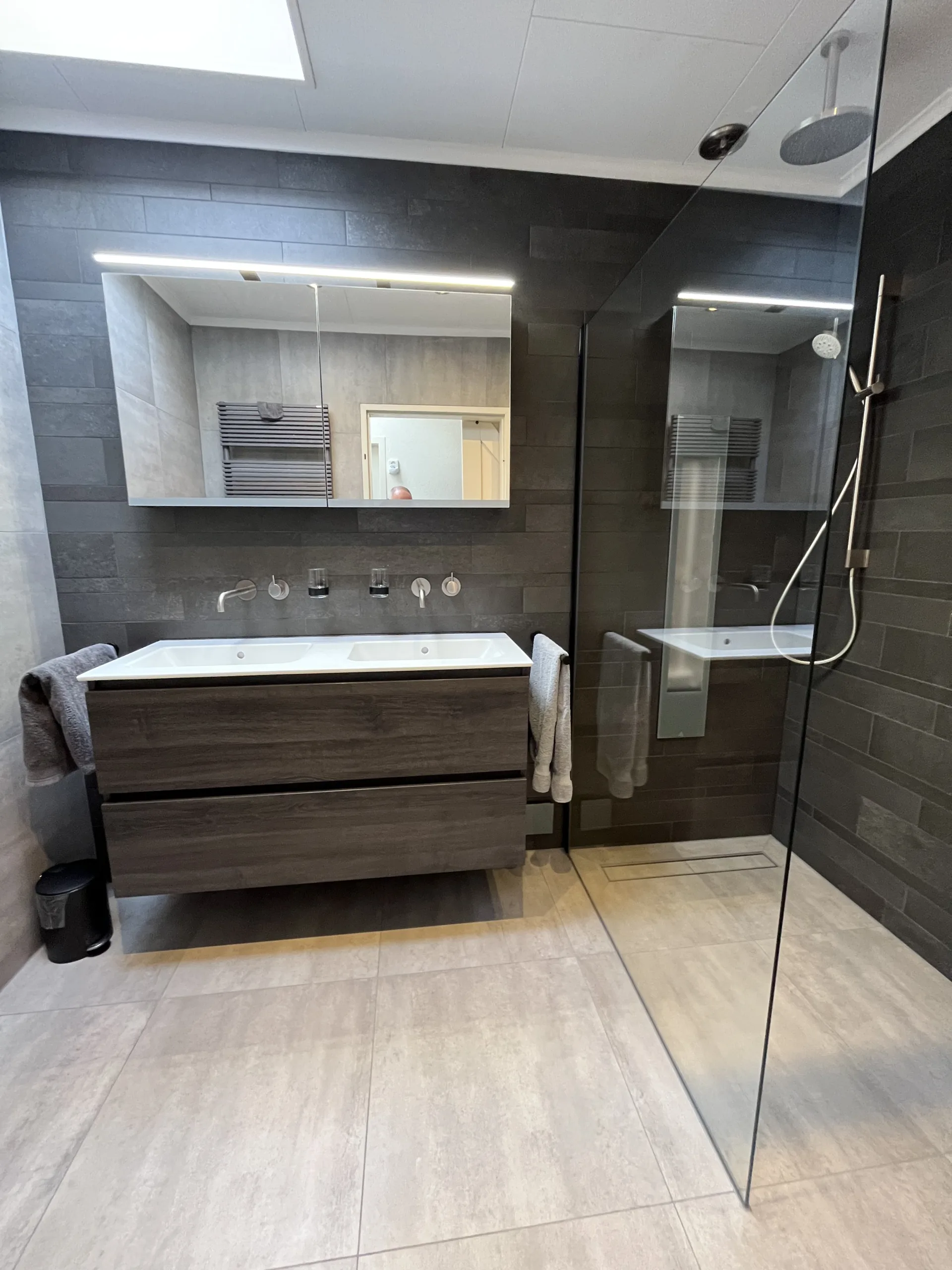 Badkamer licht grijs & antraciet stroken