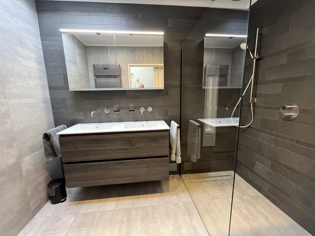 Badkamer licht grijs & antraciet stroken – betonlook stijl – Oosterbeek