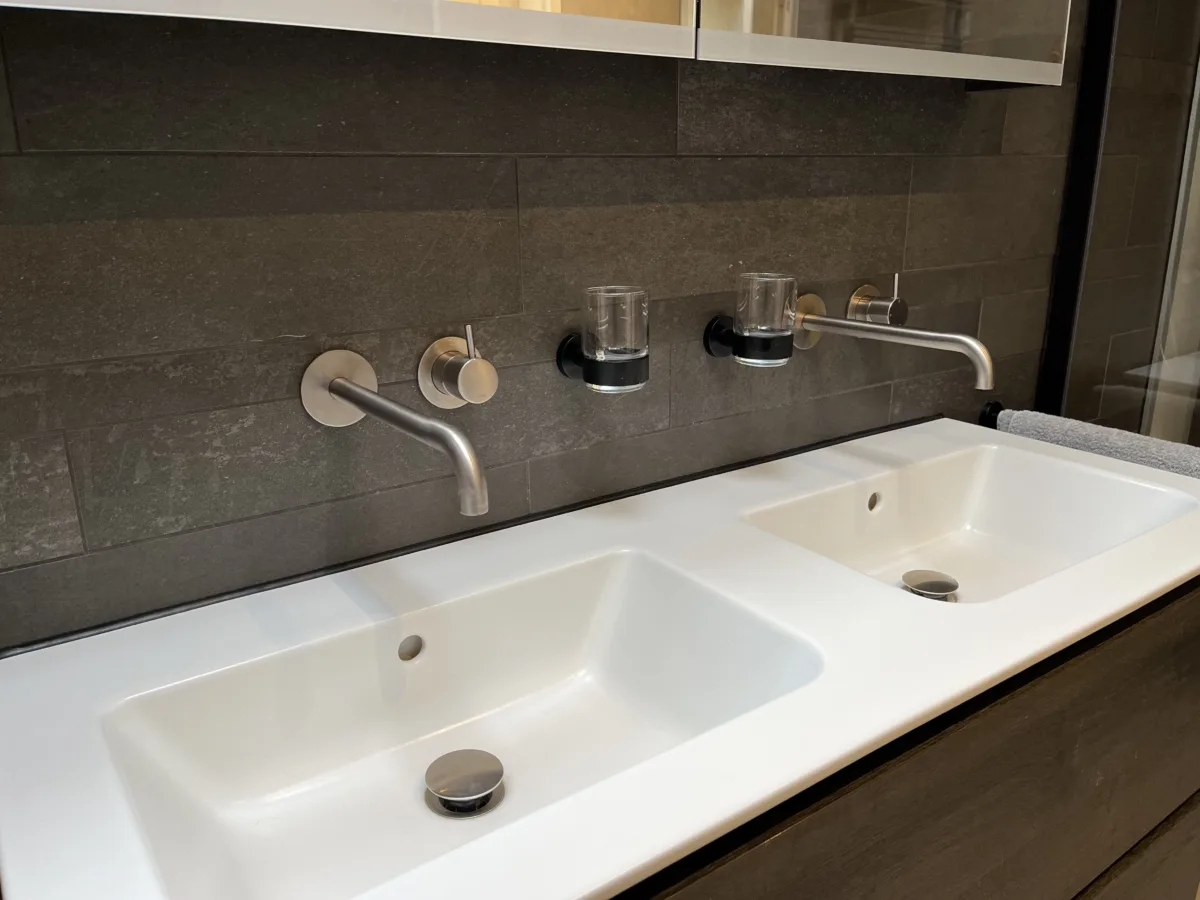 Badkamer licht grijs & antraciet stroken – betonlook stijl – Oosterbeek (foto 6)
