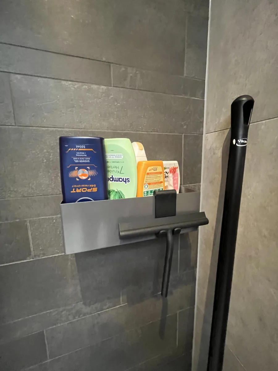 Badkamer licht grijs & antraciet stroken – betonlook stijl – Oosterbeek (foto 4)
