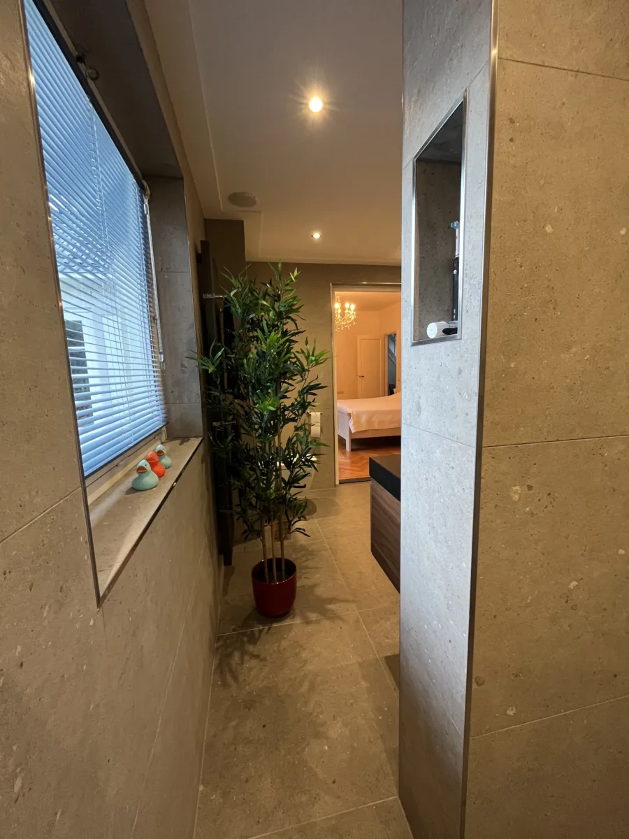 Badkamer natuursteen wastafel – natuurlijk stijl – Oosterbeek (foto 15)