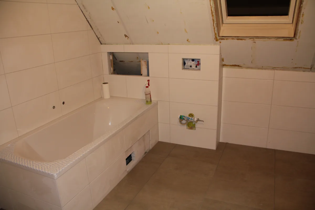 Badkamer met schuine kap – tijdloos stijl – Lunteren (foto 8)