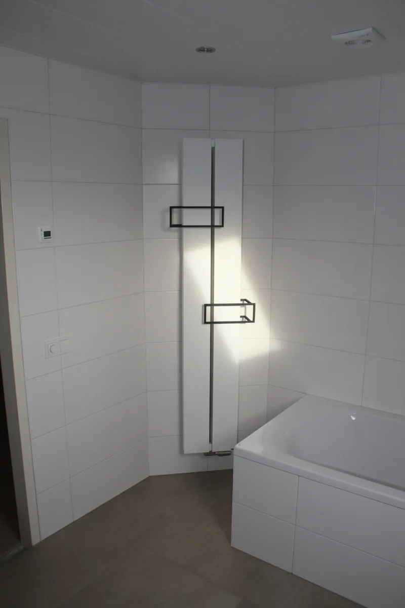 Badkamer met schuine kap – tijdloos stijl – Lunteren (foto 3)