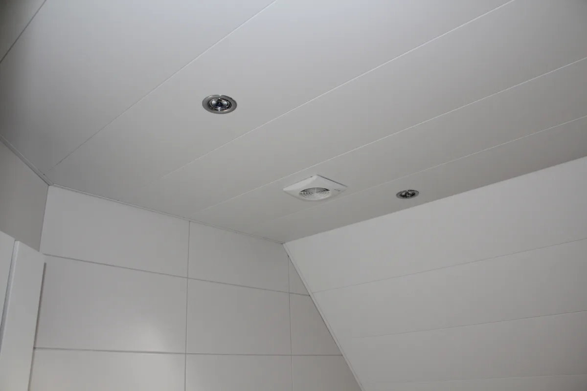 Badkamer met schuine kap – tijdloos stijl – Lunteren (foto 5)