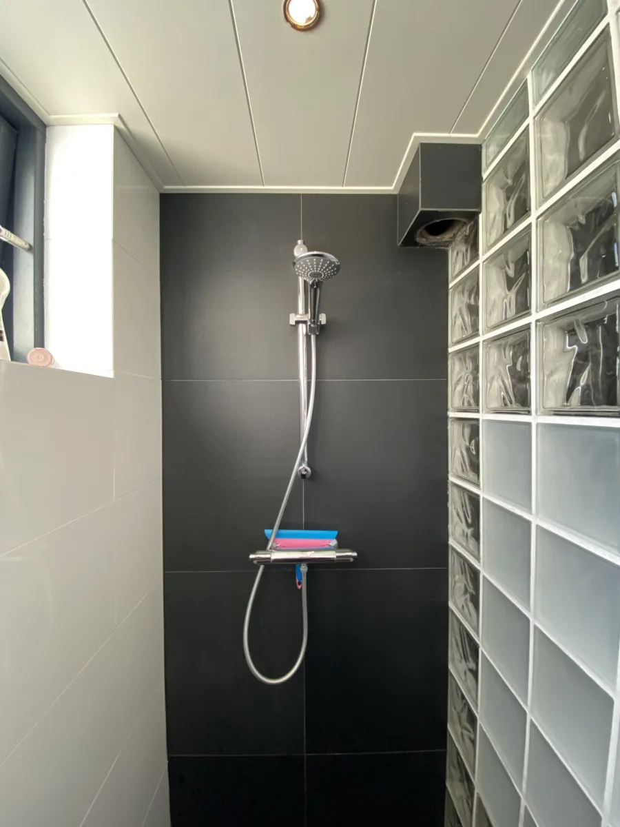 Badkamer greige – warmer gemaakt (was zwart-wit) – modern stijl – Elst (foto 9)