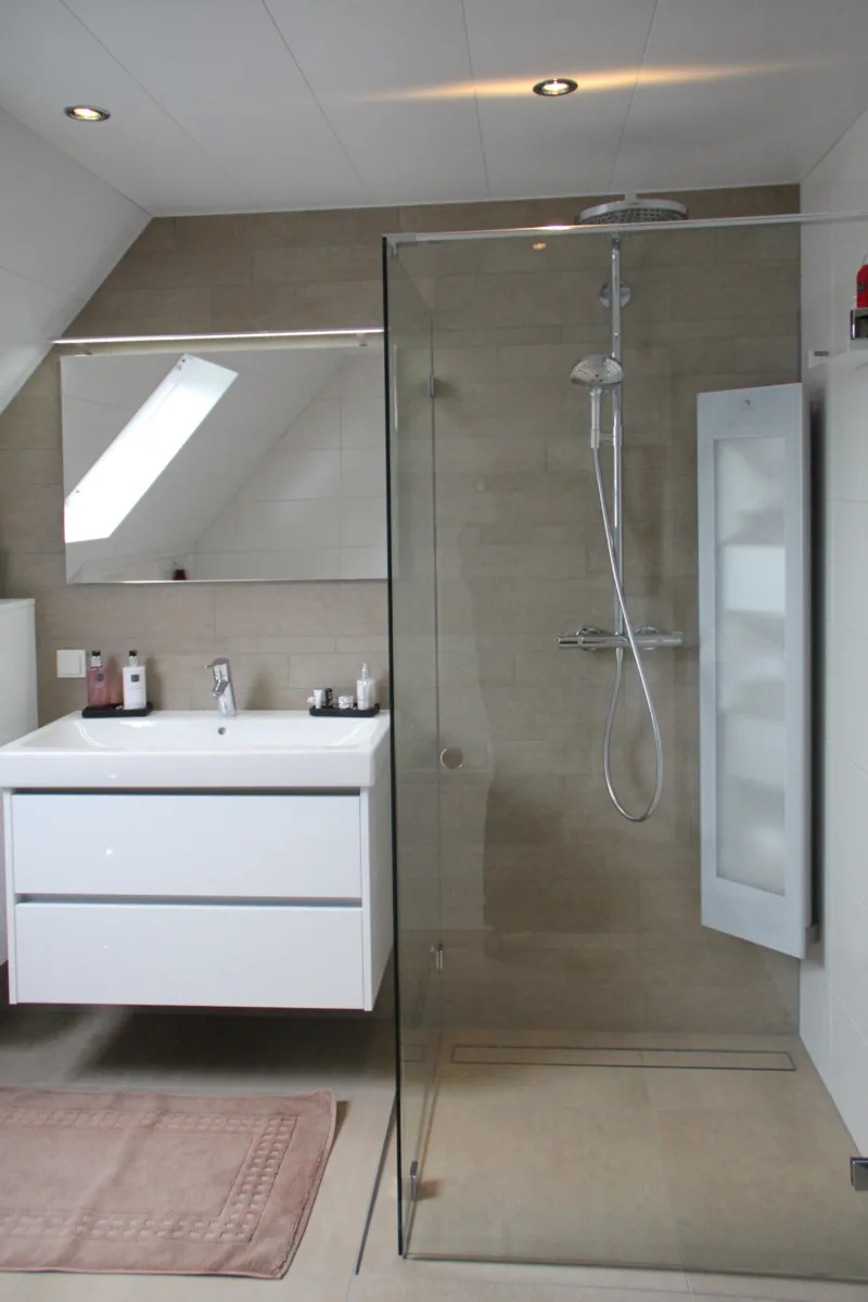 Badkamer met schuine kap – tijdloos stijl – Lunteren