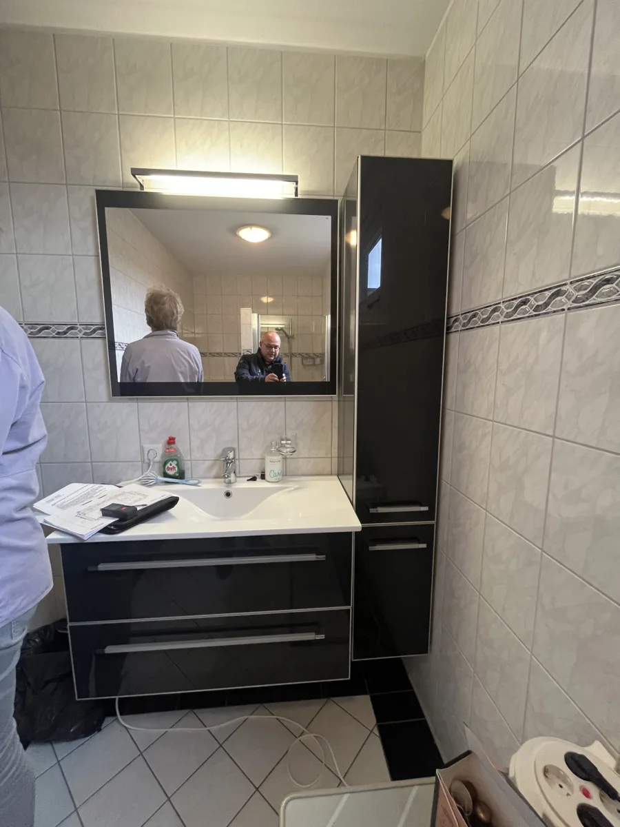 Badkamer met blauwe accenten en inloopdouche met grijs rookglas – modern stijl – Elst (foto 15)