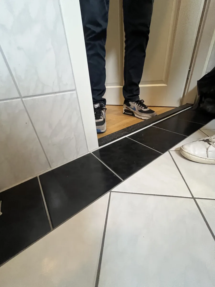 Badkamer met blauwe accenten en inloopdouche met grijs rookglas – modern stijl – Elst (foto 18)