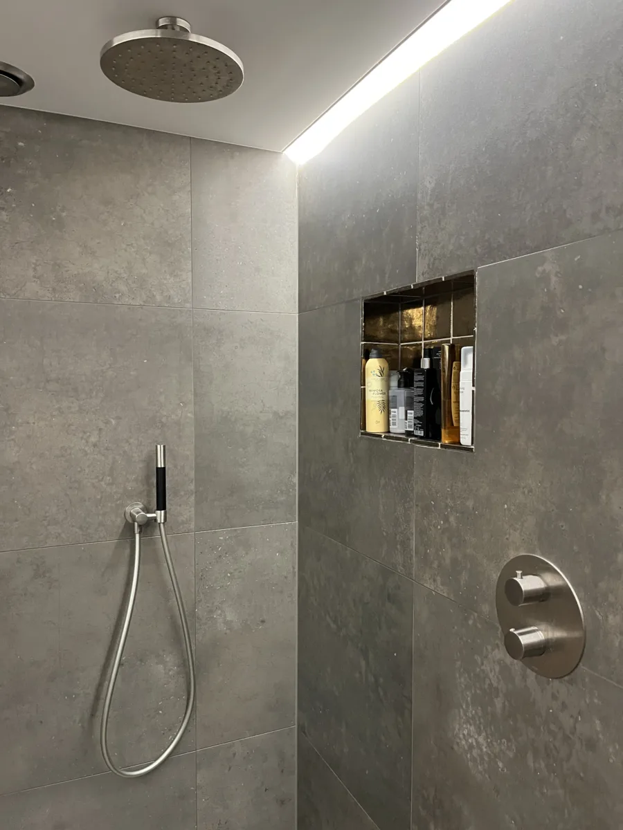 Badkamer keramische tegels & microcement (betonciré) – betonlook stijl – Lienden (foto 13)