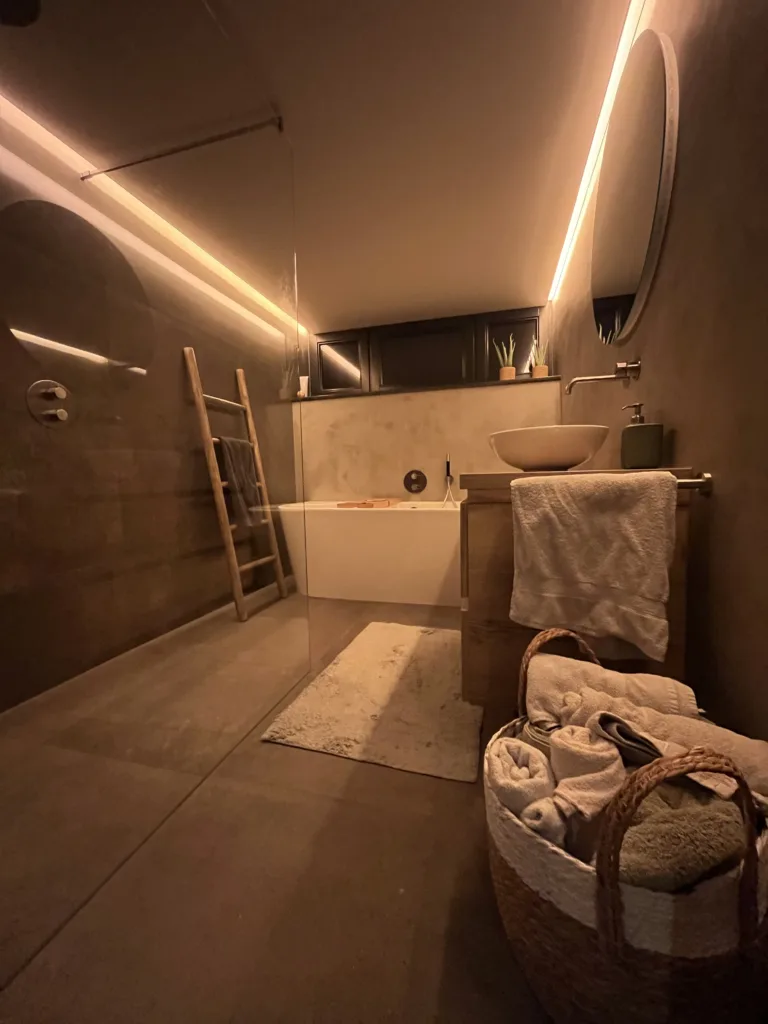Badkamer keramische tegels & microcement (betonciré) – betonlook stijl – Lienden