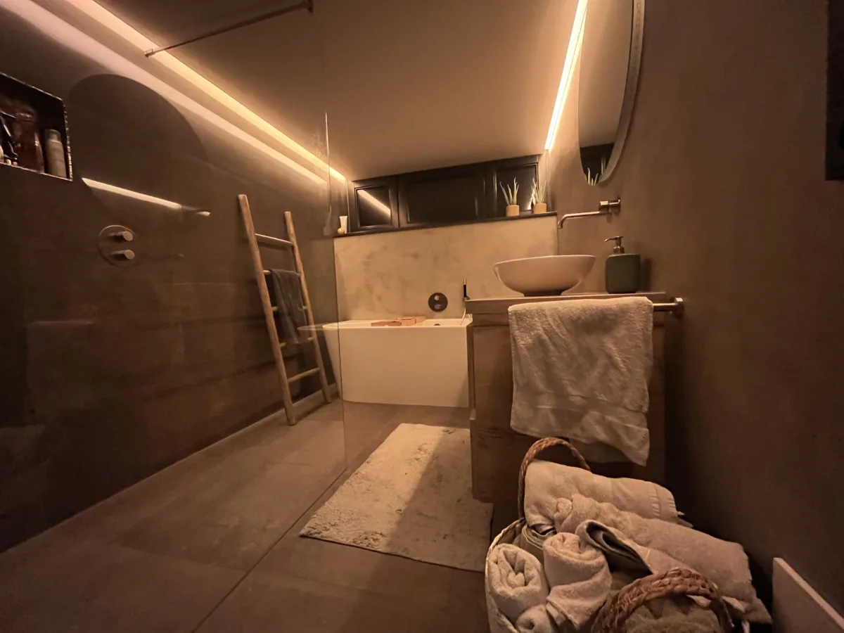Badkamer keramische tegels & microcement (betonciré) – betonlook stijl – Lienden (foto 8)