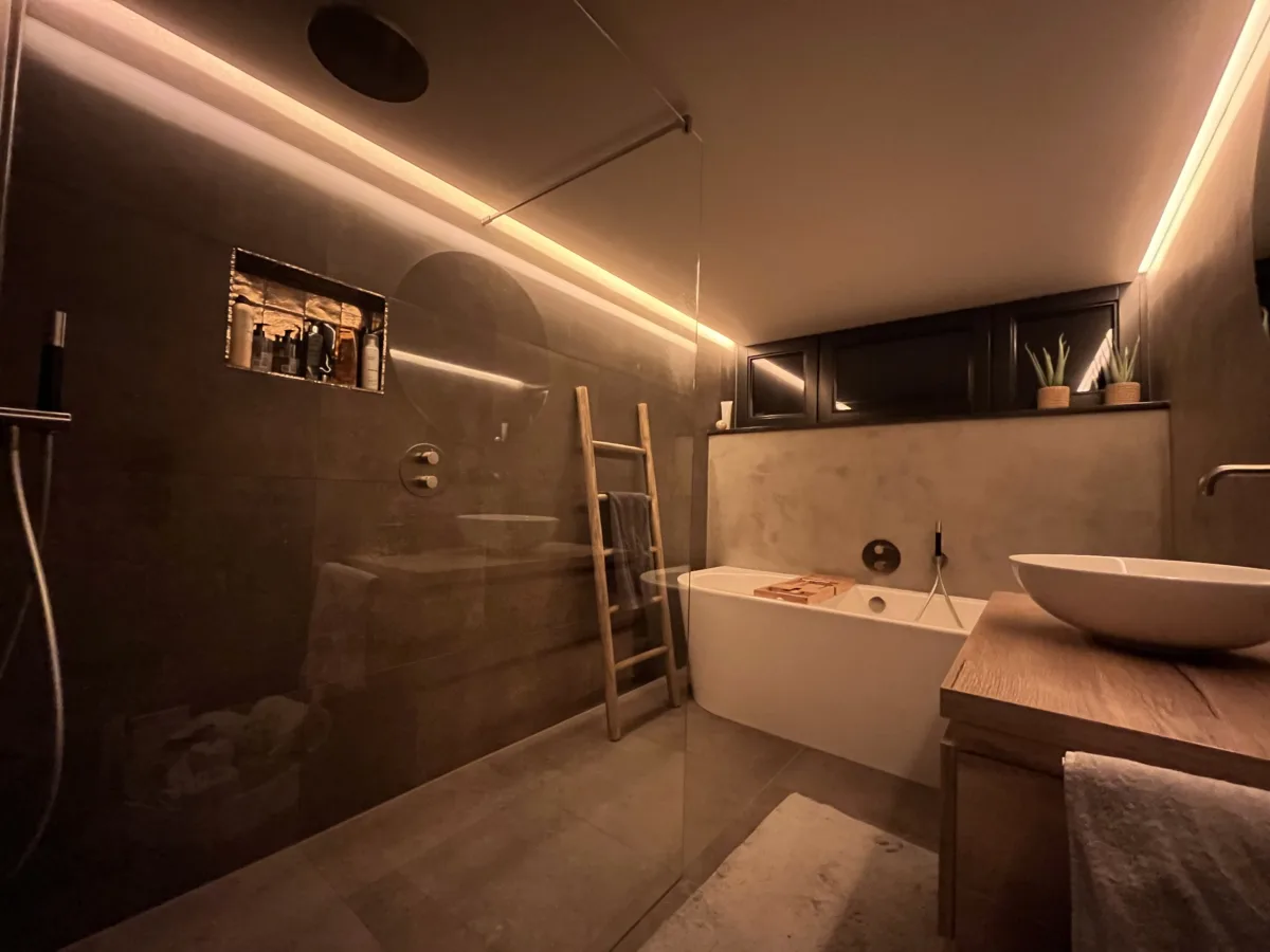 Badkamer keramische tegels & microcement (betonciré) – betonlook stijl – Lienden (foto 7)
