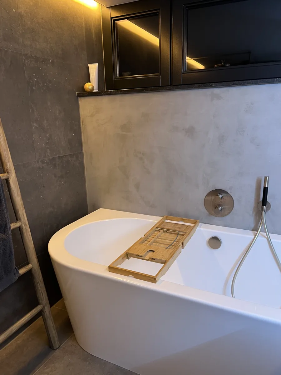 Badkamer keramische tegels & microcement (betonciré) – betonlook stijl – Lienden (foto 6)