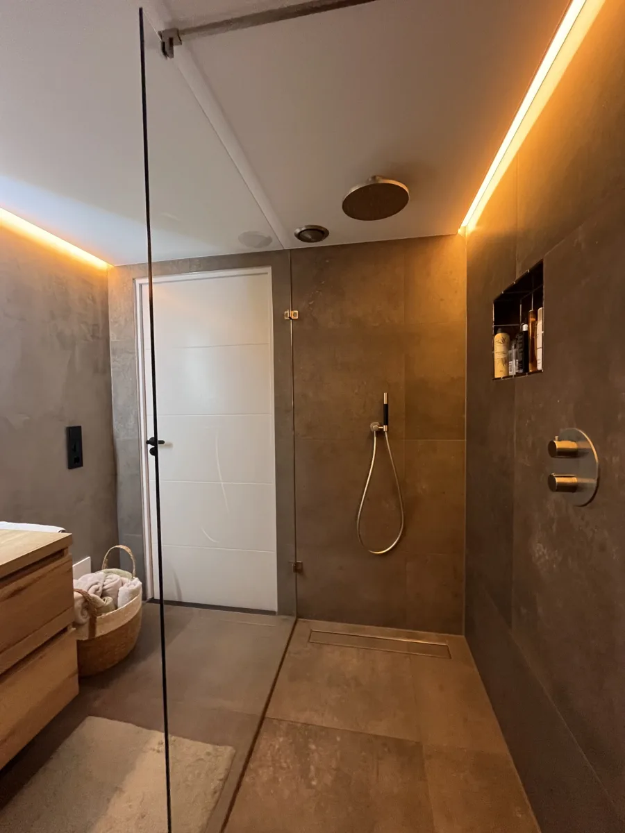 Badkamer keramische tegels & microcement (betonciré) – betonlook stijl – Lienden (foto 4)