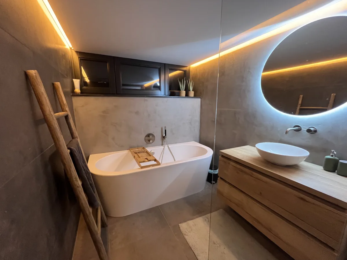 Badkamer keramische tegels & microcement (betonciré) – betonlook stijl – Lienden (foto 2)