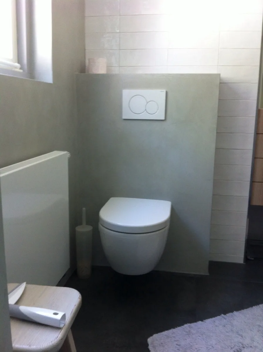 Beton cire badkamer met zitje in douche (foto 6)