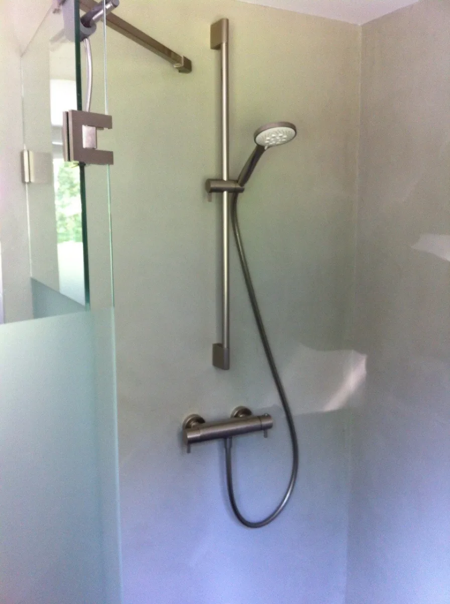Beton cire badkamer met zitje in douche (foto 7)