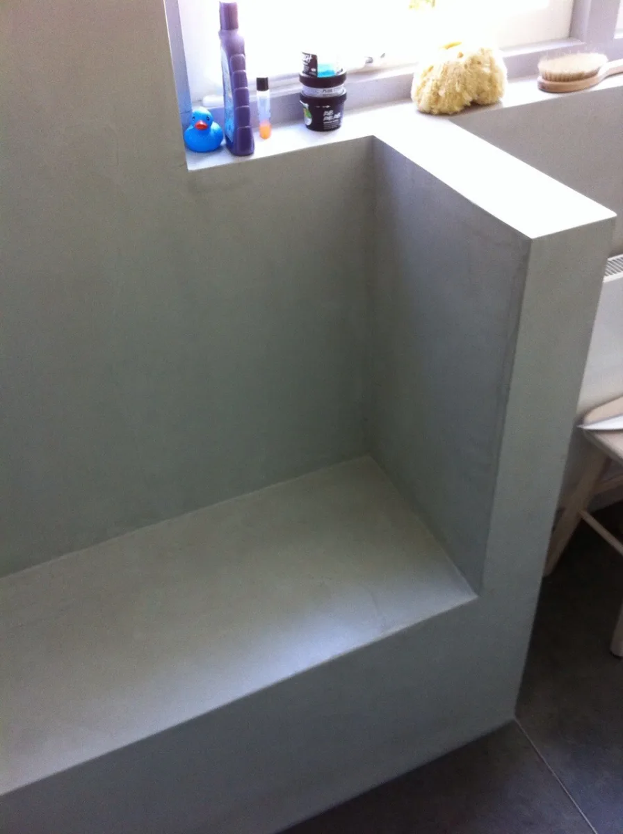 Beton cire badkamer met zitje in douche (foto 5)