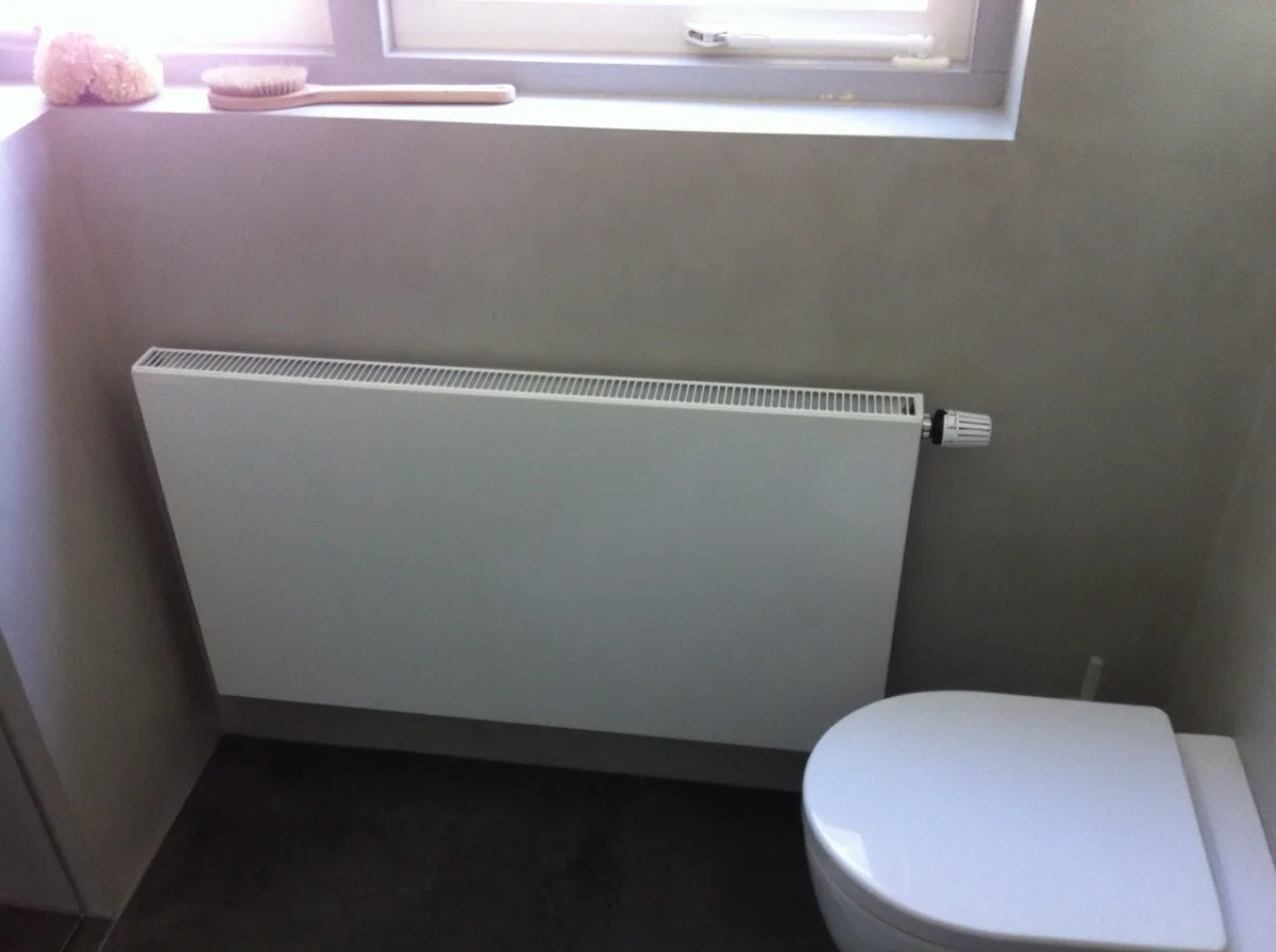 Beton cire badkamer met zitje in douche (foto 4)
