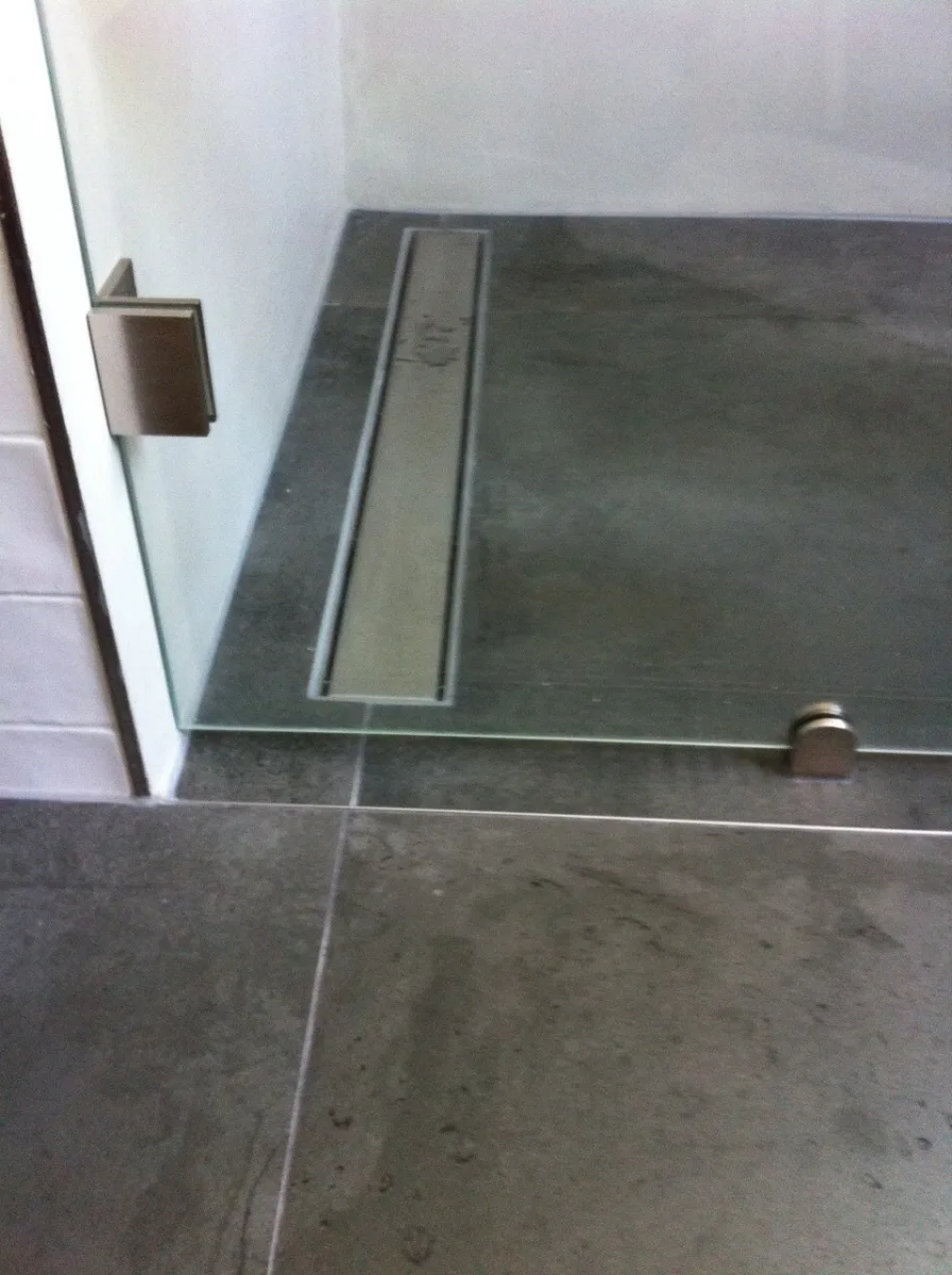 Beton cire badkamer met zitje in douche (foto 3)