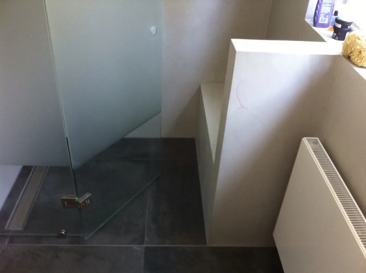 Beton cire badkamer met zitje in douche (foto 2)