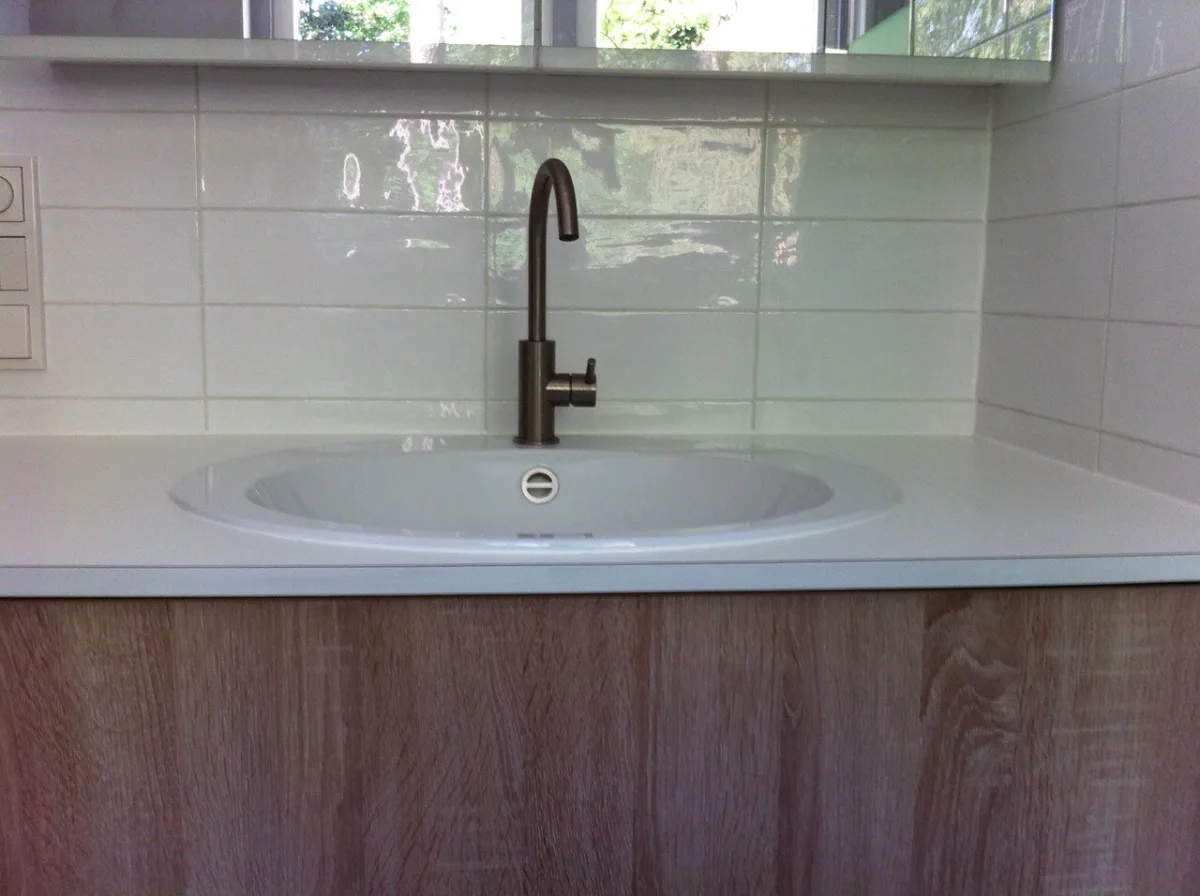 Beton cire badkamer met zitje in douche (foto 9)