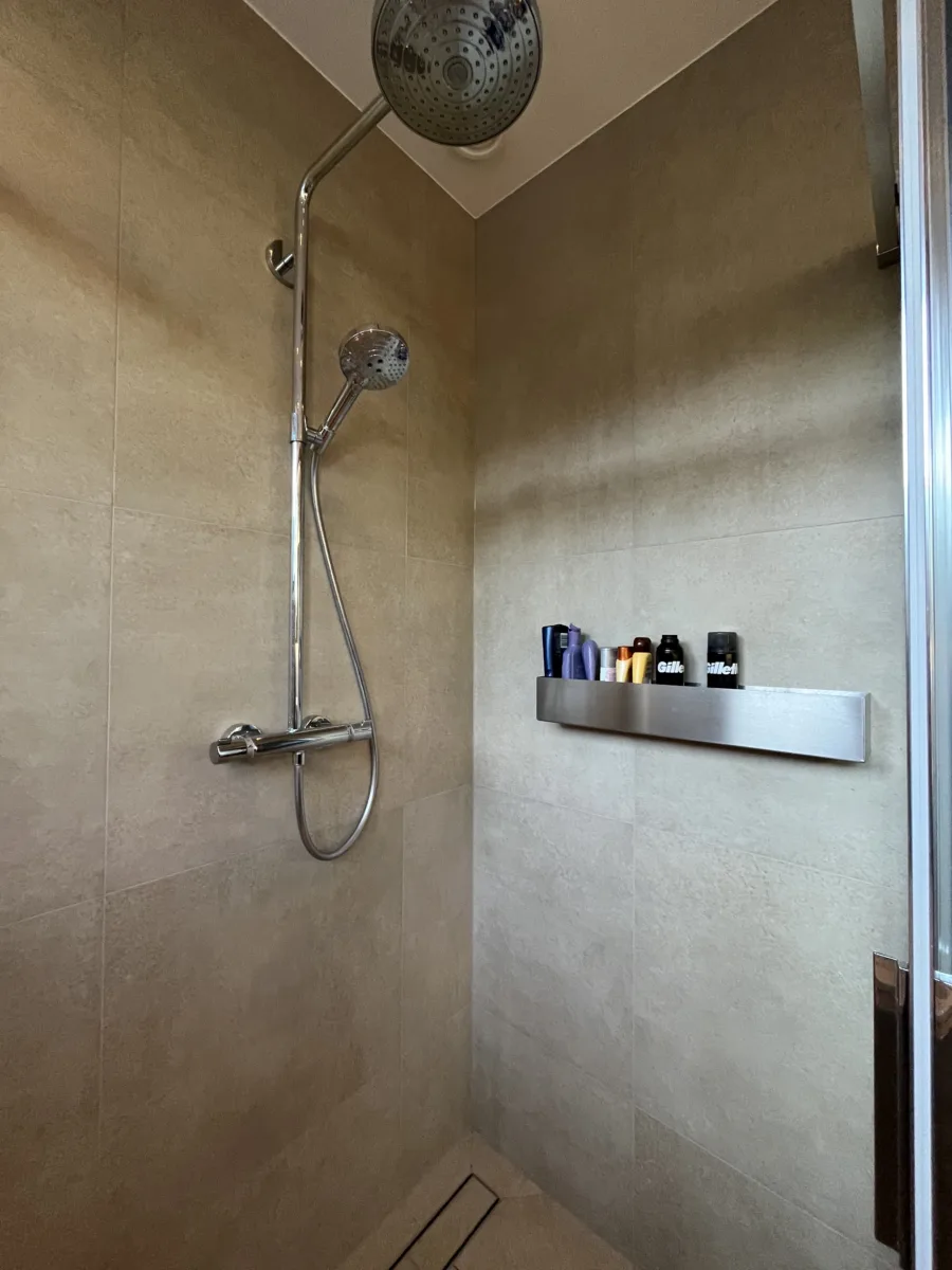 Badkamer met whirlpool bad – wellness stijl – Veenendaal (foto 10)