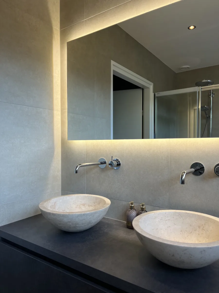 Badkamer met whirlpool bad – wellness stijl – Veenendaal