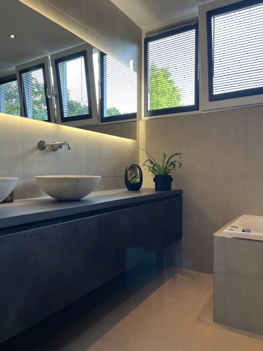 Badkamer met whirlpool bad – wellness stijl – Veenendaal (foto 3)
