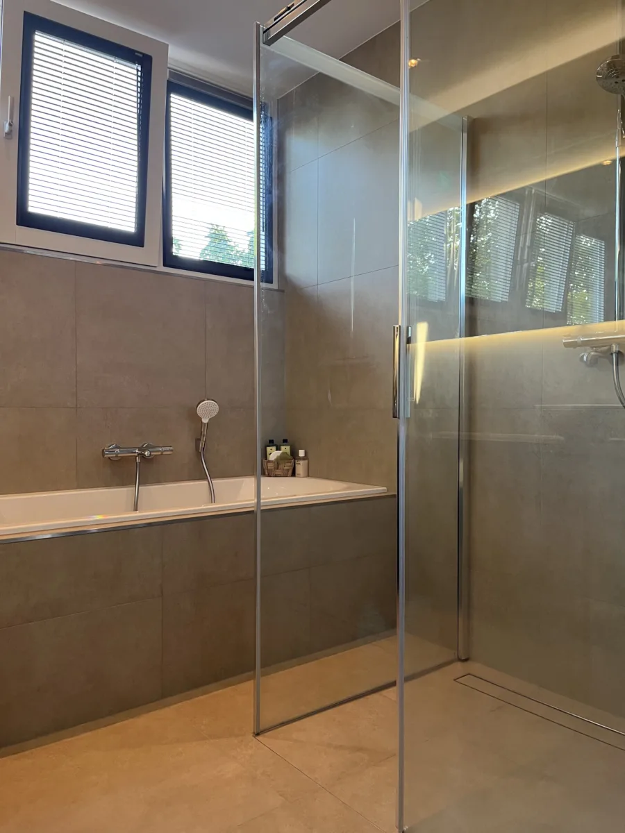 Badkamer met whirlpool bad – wellness stijl – Veenendaal (foto 6)