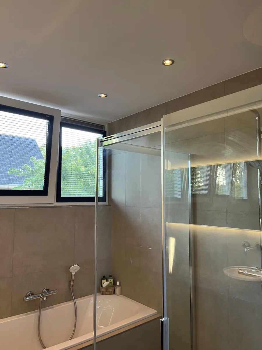 Badkamer met whirlpool bad – wellness stijl – Veenendaal (foto 5)