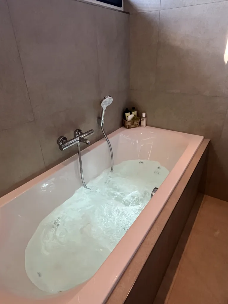 Badkamer met whirlpool bad – wellness stijl – Veenendaal
