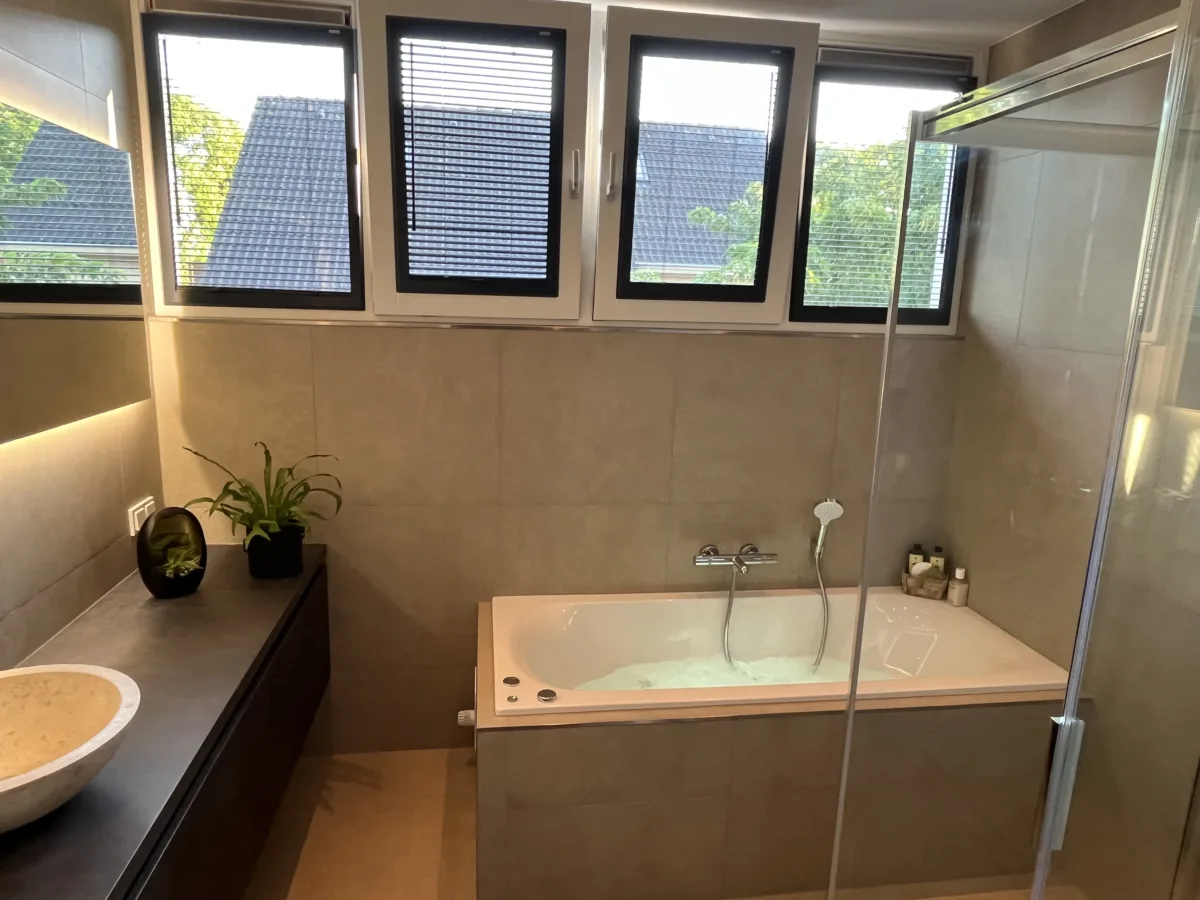 Badkamer met whirlpool bad – wellness stijl – Veenendaal (foto 7)