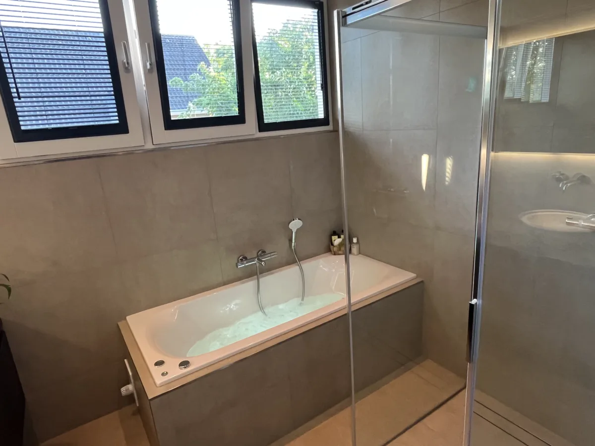 Badkamer met whirlpool bad – wellness stijl – Veenendaal (foto 8)