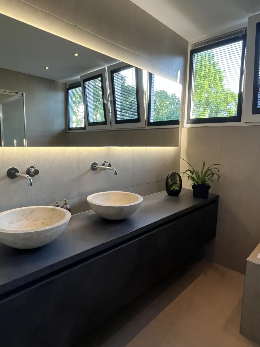 Badkamer met whirlpool bad – wellness stijl – Veenendaal (foto 2)