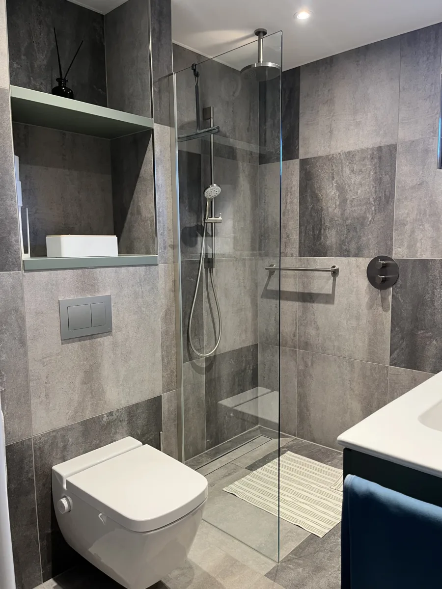 Badkamer Primabad wastafel asymmetrisch – betonlook stijl – Rhenen (foto 15)