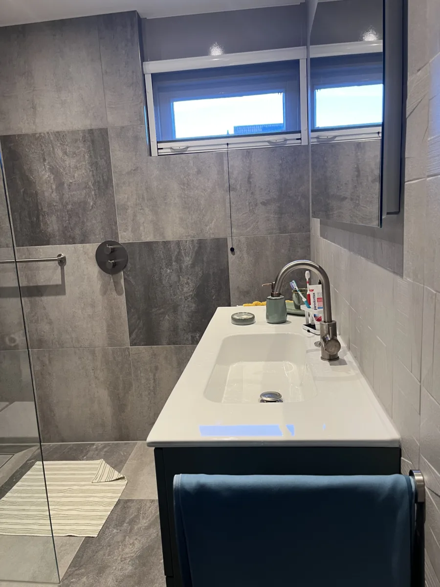 Badkamer Primabad wastafel asymmetrisch – betonlook stijl – Rhenen (foto 14)