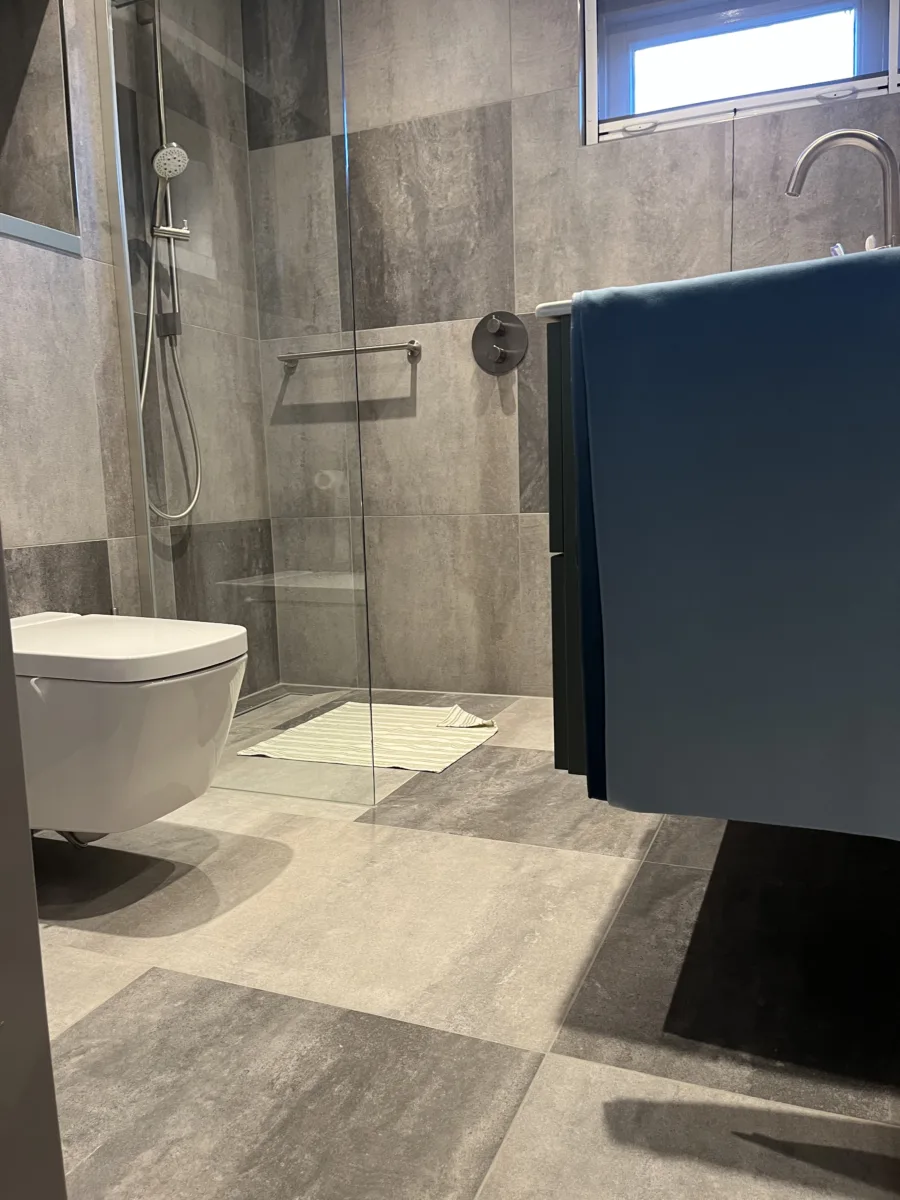 Badkamer Primabad wastafel asymmetrisch – betonlook stijl – Rhenen (foto 13)