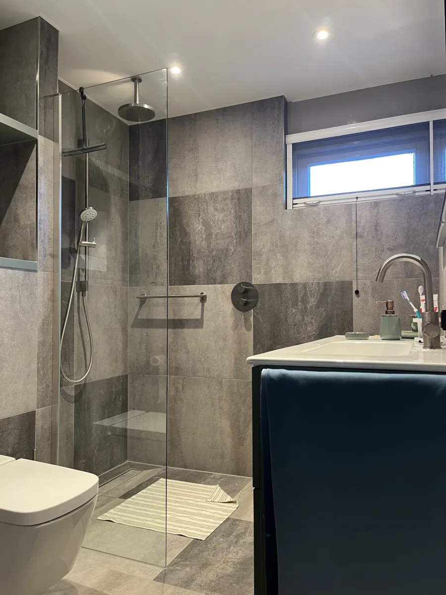 Badkamer Primabad wastafel asymmetrisch – betonlook stijl – Rhenen (foto 12)