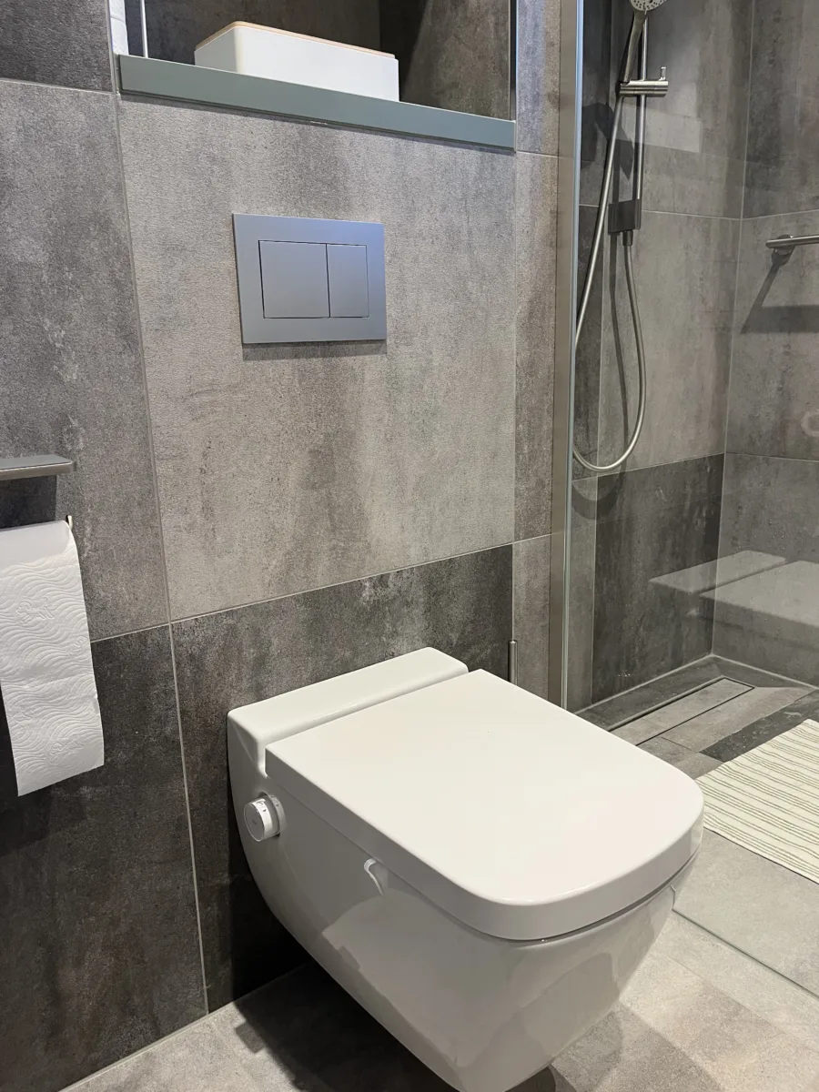 Badkamer Primabad wastafel asymmetrisch – betonlook stijl – Rhenen (foto 11)