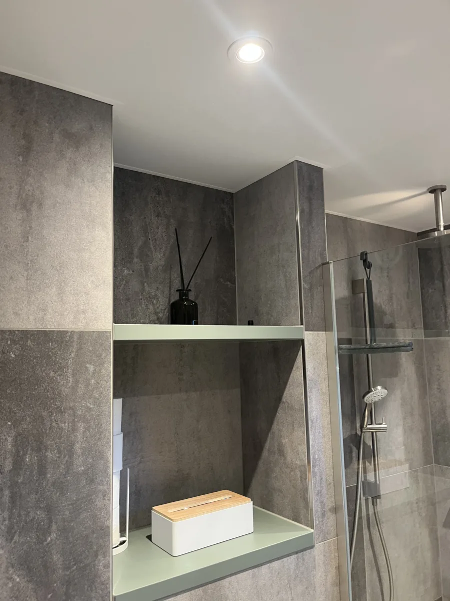 Badkamer Primabad wastafel asymmetrisch – betonlook stijl – Rhenen (foto 10)